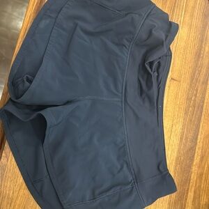Lululemon black speed low rise ups 2.5’ size 4 in good condition.
